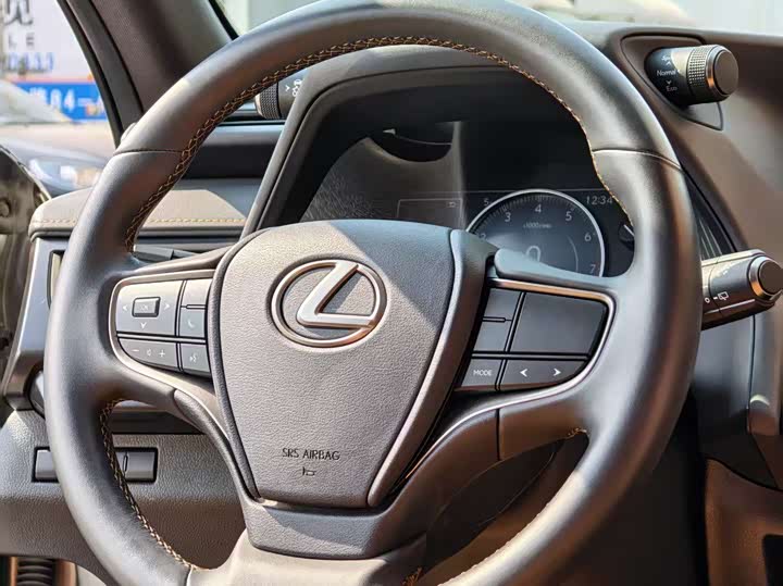 Фото 7 - Lexus UX