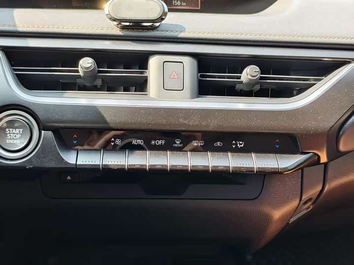 Фото 8 - Lexus UX