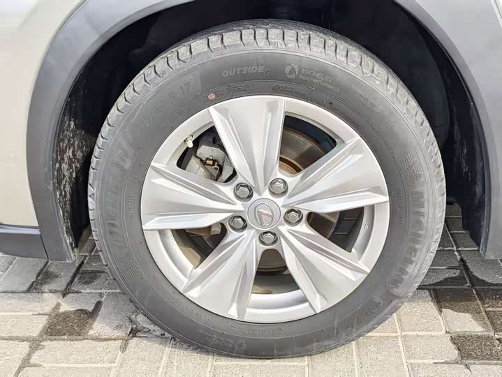 Фото 9 - Lexus UX