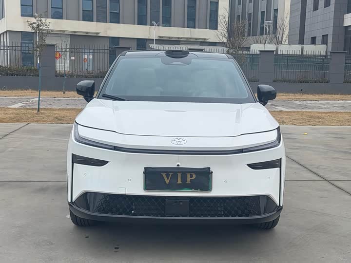 Photo 2 - Toyota bZ3X