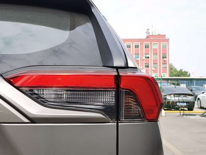 Photo 8 - Toyota RAV4