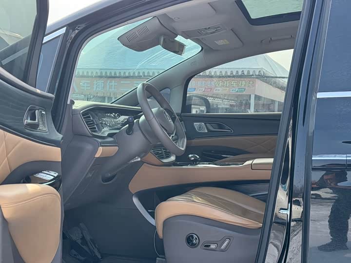 Фото 9 - Denza D9