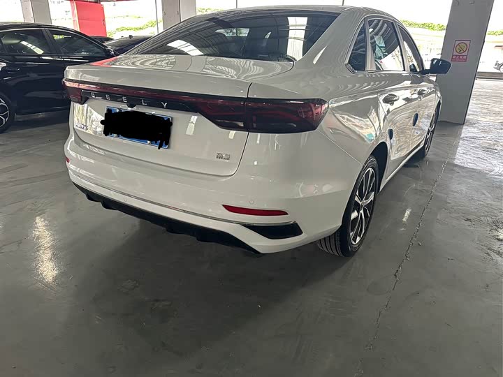 Фото 9 - Geely Emgrand