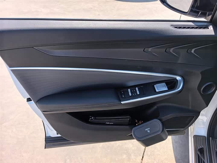 Фото 8 - Geely Atlas