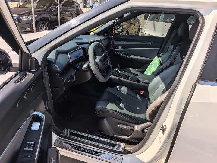 Фото 9 - Geely Atlas