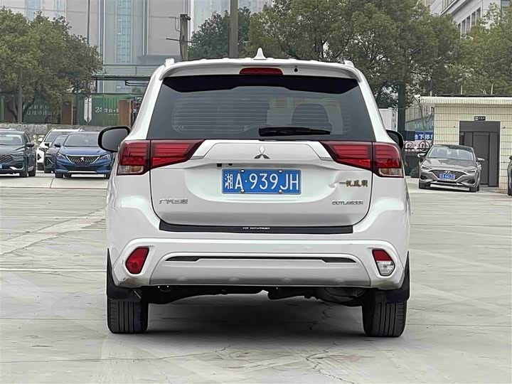 Фото 8 - Mitsubishi Outlander