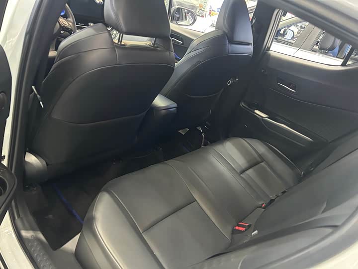 Фото 4 - Toyota C-HR