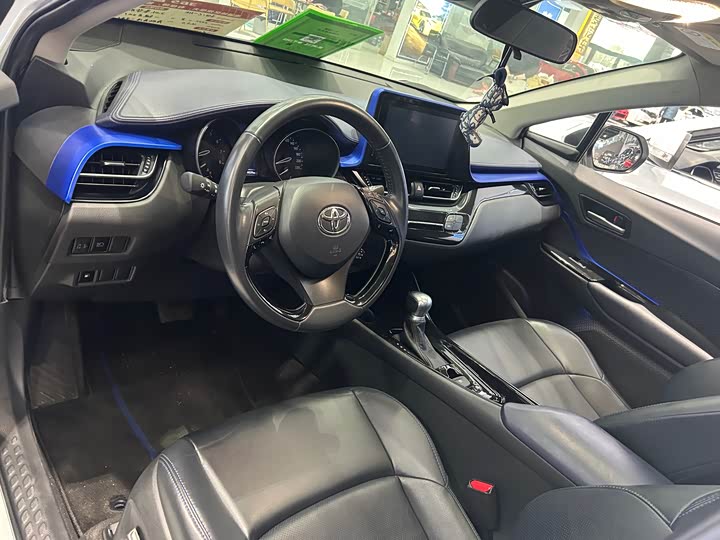 Фото 5 - Toyota C-HR