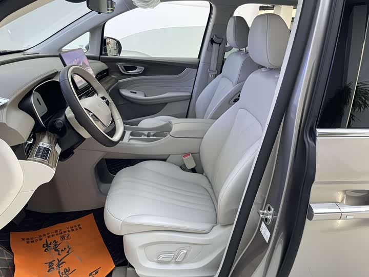 Photo 7 - Roewe iMax 8 EV