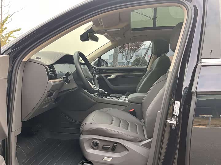 Фото 4 - Volkswagen Touareg