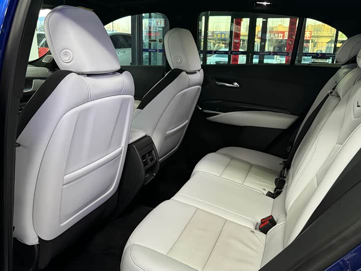 Фото 9 - Cadillac XT4