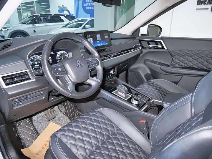 Фото 8 - Mitsubishi Outlander