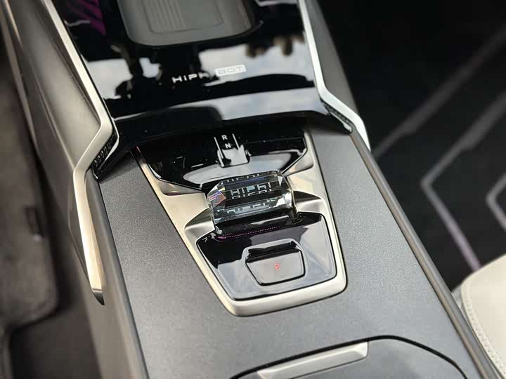 Фото 8 - HiPhi Z