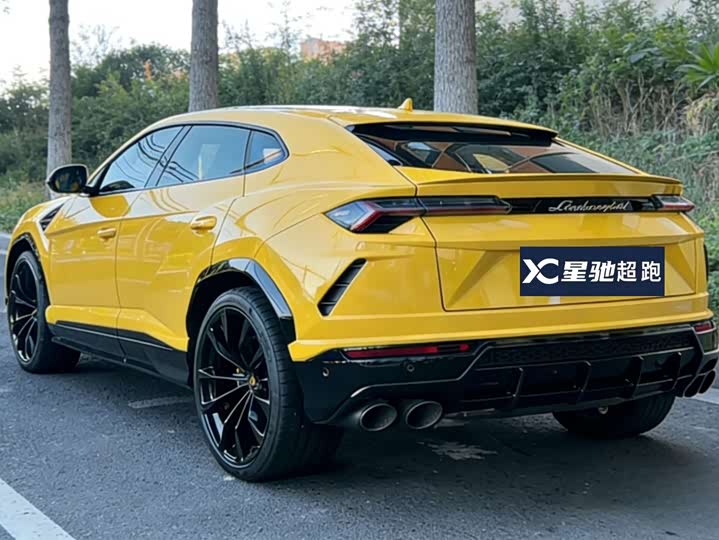 Фото 3 - Lamborghini Urus