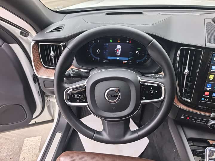 Фото 8 - Volvo XC60 Hybrid
