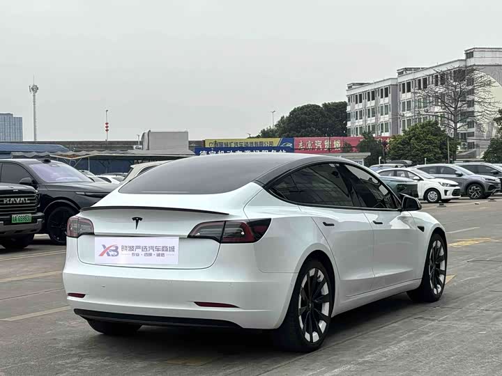 Фото 4 - Tesla Model 3