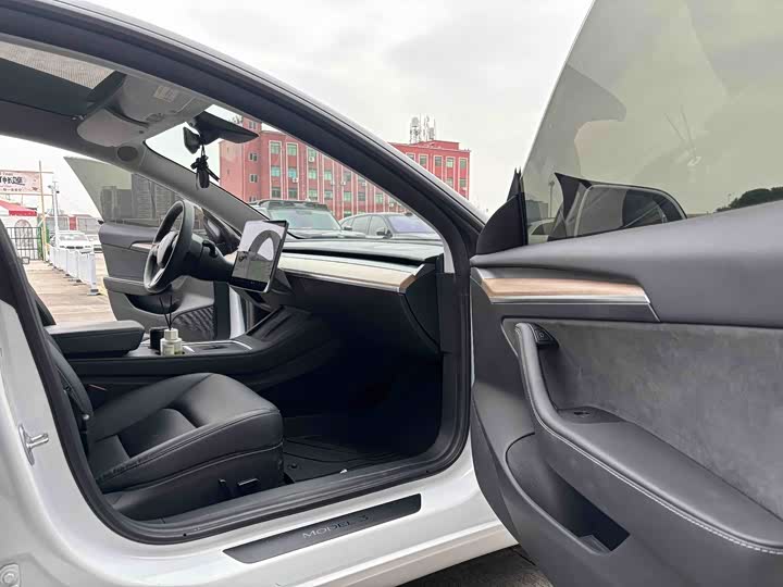 Фото 9 - Tesla Model 3