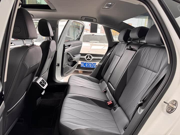 Photo 3 - Volkswagen Lavida