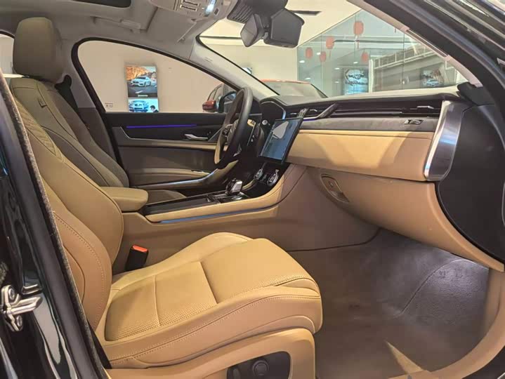 Фото 9 - Jaguar XF L