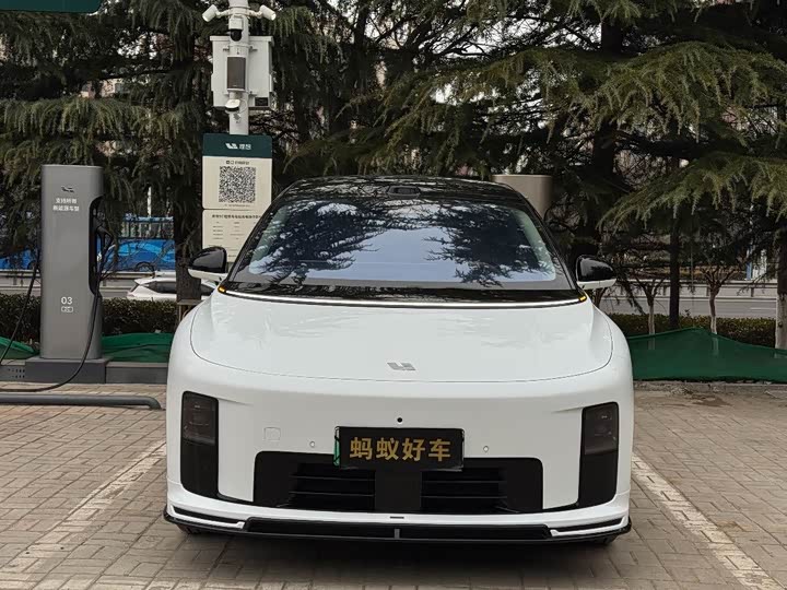 Фото 2 - LiXiang i8