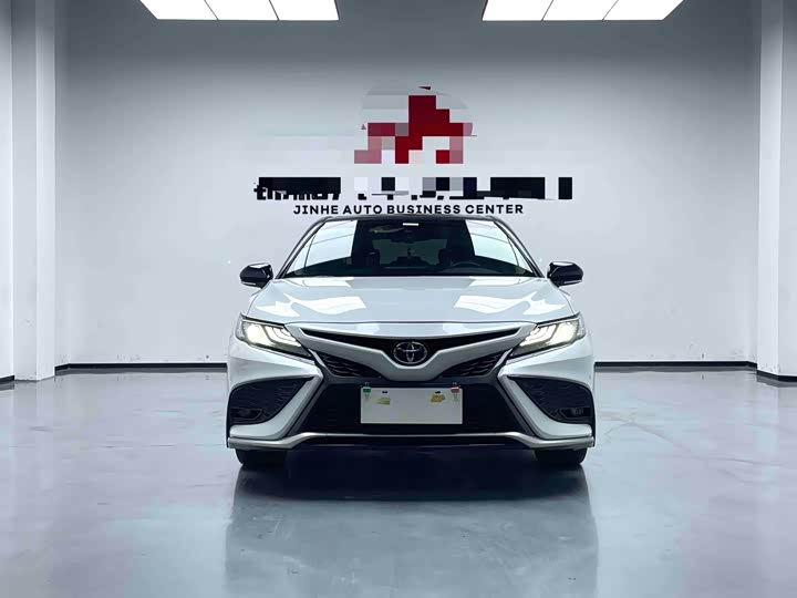 Фото 2 - Toyota Camry