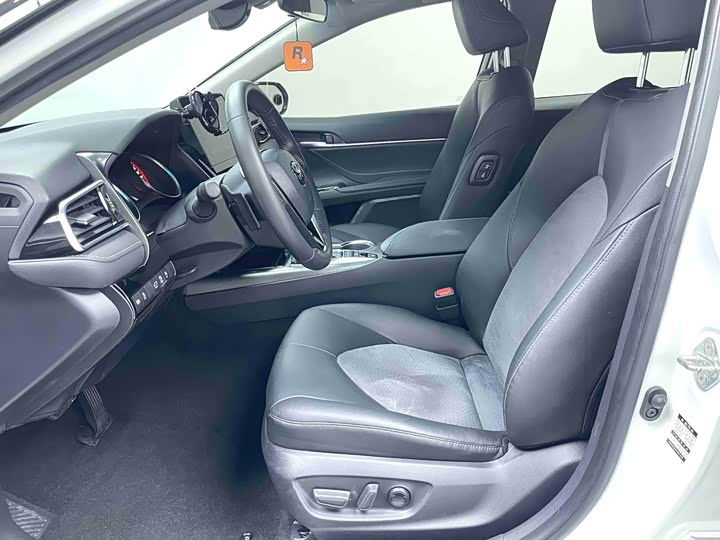 Фото 4 - Toyota Camry