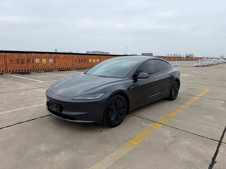 Фото 1 - Tesla Model 3