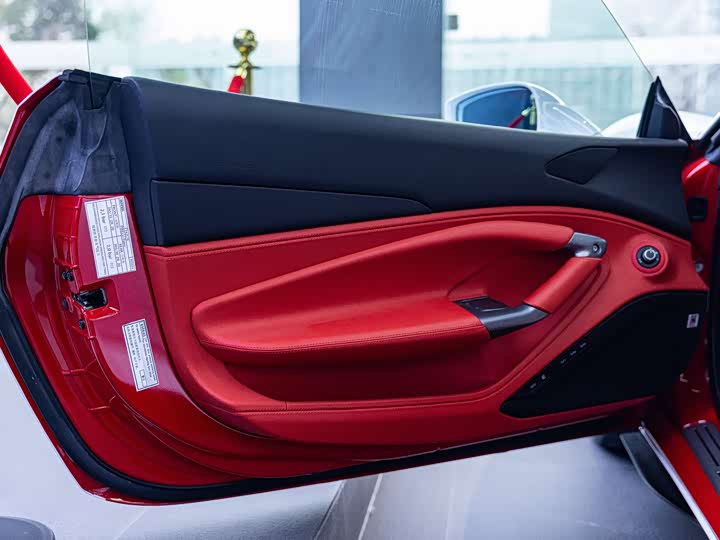 Фото 4 - Ferrari F8