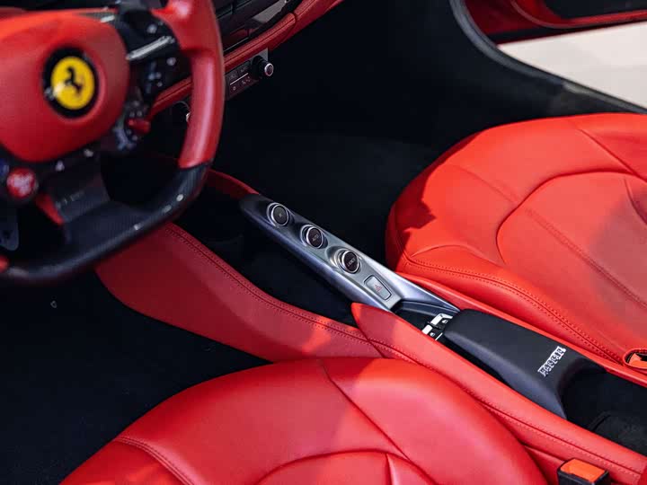 Фото 7 - Ferrari F8