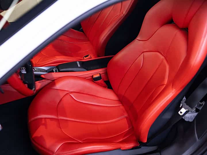 Фото 8 - Ferrari F8