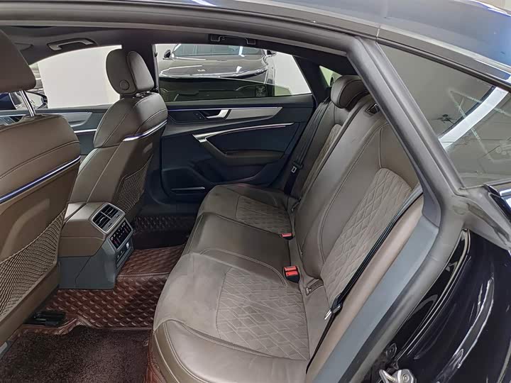 Фото 8 - Audi A7L