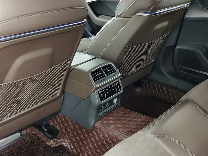 Фото 9 - Audi A7L