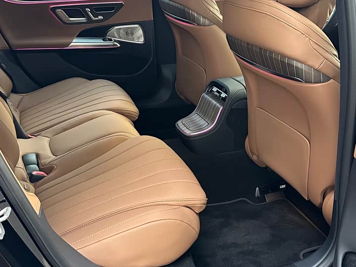 Photo 8 - Mercedes-Benz E-Class