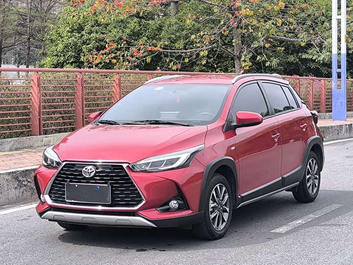 Фото 1 - Toyota Yaris L Hatchback