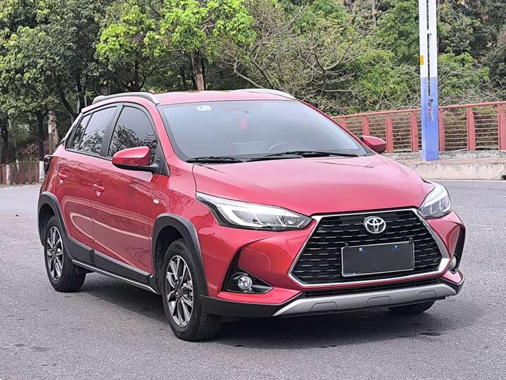 Фото 4 - Toyota Yaris L Hatchback