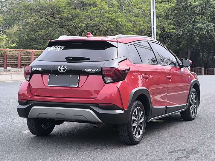 Фото 5 - Toyota Yaris L Hatchback