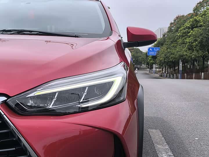 Фото 8 - Toyota Yaris L Hatchback