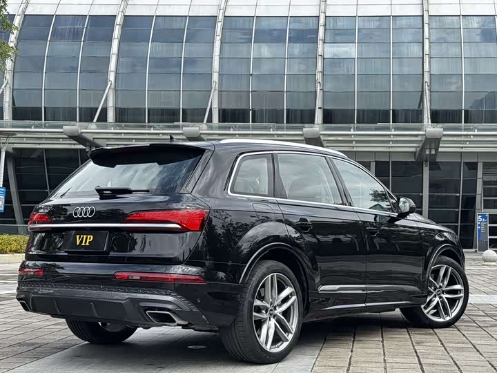 Фото 4 - Audi Q7