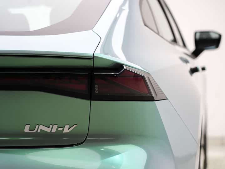 Фото 9 - Changan UNI-V