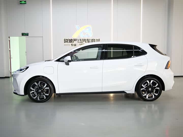 Фото 2 - MG Motor 4 EV