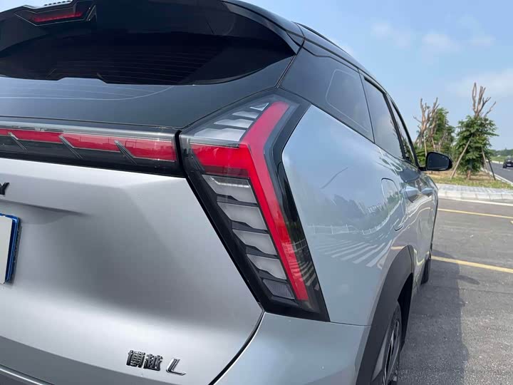 Фото 8 - Geely Atlas L