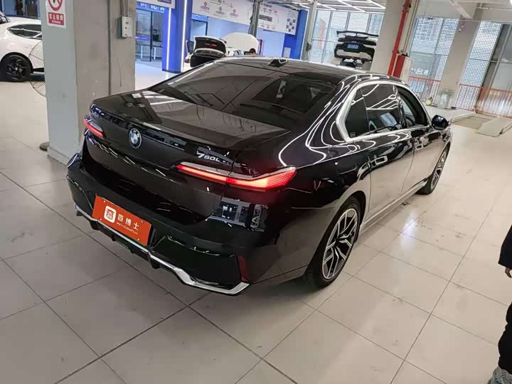 Фото 2 - BMW i7