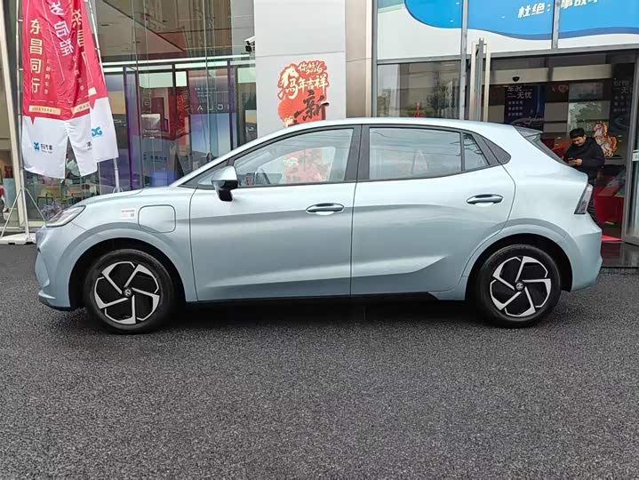 Фото 2 - MG Motor 4 EV