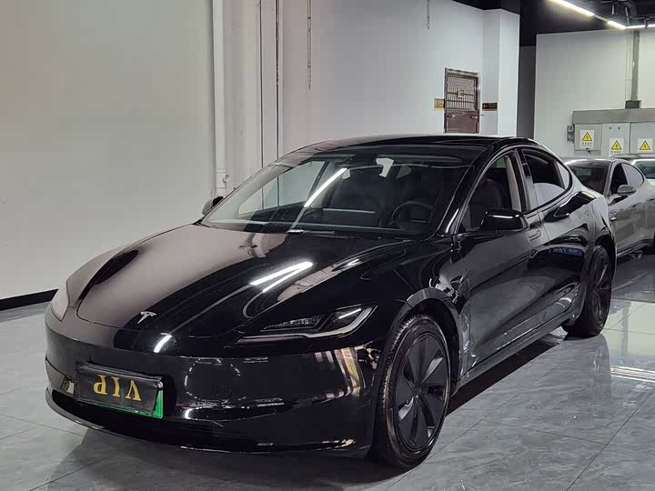 Фото 1 - Tesla Model 3