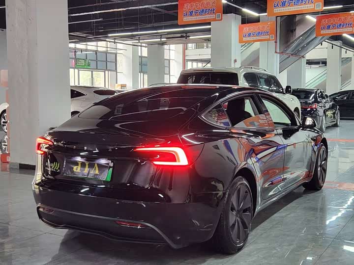 Фото 8 - Tesla Model 3