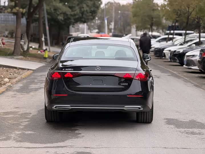 Photo 8 - Mercedes-Benz E-Class
