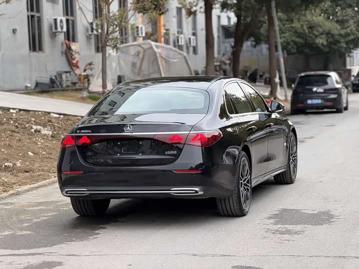 Photo 9 - Mercedes-Benz E-Class
