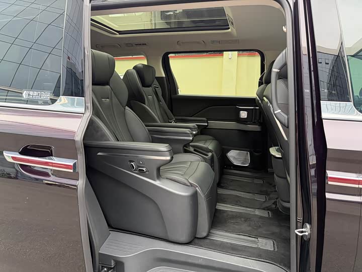 Photo 9 - Hongqi HQ9