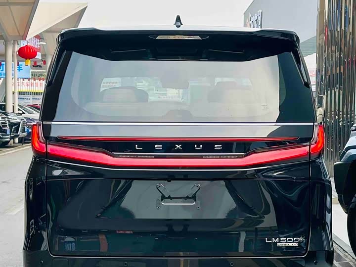 Фото 3 - Lexus LM