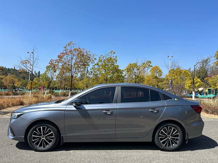 Фото 8 - Roewe i5